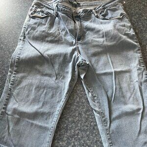 Women's INSTANTLY SLIMS YOU denim capris - size 18